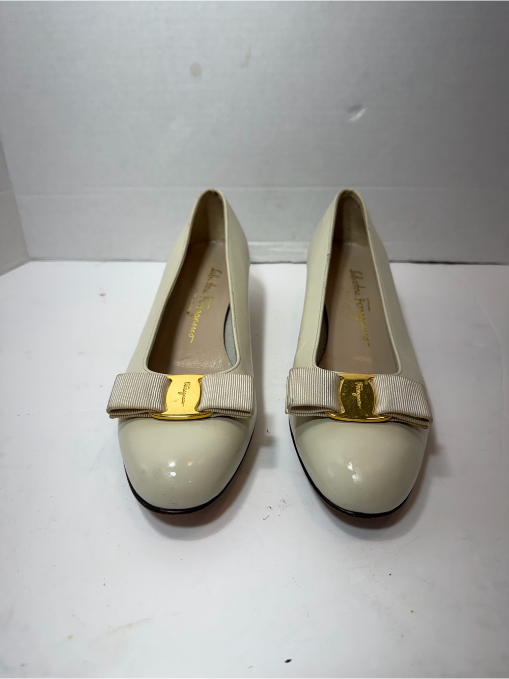 Salvatore Ferragamo Cream Leather Calfskin Classic Vara Pumps Size 8.5B - Picture 2 of 7